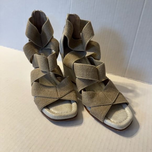 Donald J Pliner Tan Metallic Lelle Strappy Zip Back Peep Toe Wedge Womens 7.5 - Picture 1 of 7